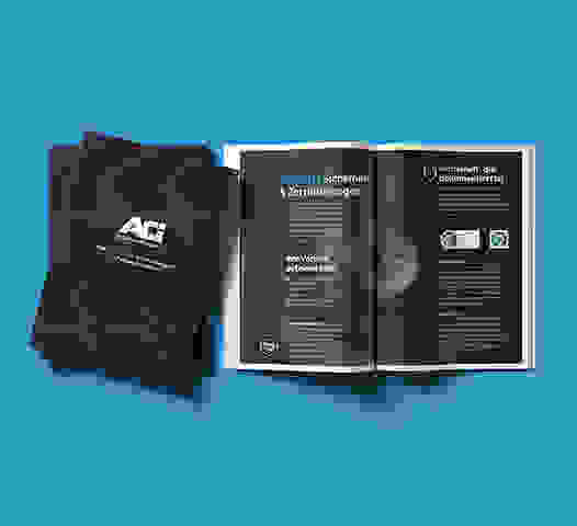 Zwei Broschüren mit dem Logo von ACI auf einem blauen Hintergrund. Eine Broschüre ist geöffnet und zeigt Informationen zu Sicherheit und Zertifizierungen.