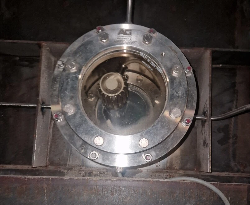 Eine metallene Vorrichtung mit einem zylindrischen Kern, umgeben von Schrauben.