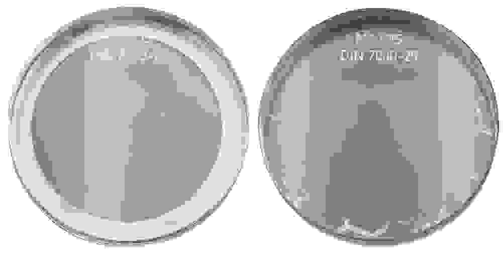Zwei runde Glasplatten mit der Aufschrift 