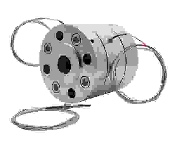 Ein metallisches Bauteil mit runder Form, mehreren Bohrungen und angeschlossenen Drähten. Es könnte sich um einen Sensor oder eine Verbindungseinheit handeln.