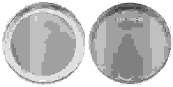 Zwei runde Glasplatten mit der Aufschrift 