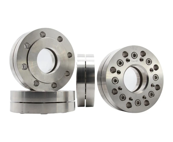 Edelstahlflansche in verschiedenen Größen, mit runden Öffnungen und mehreren Löchern zur Befestigung.