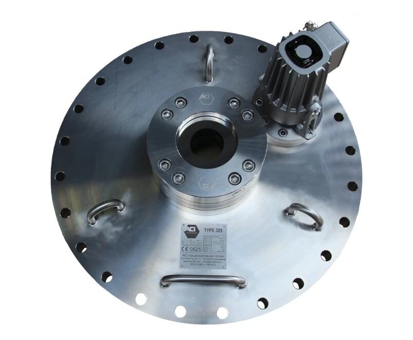 Eingangsplatte aus Edelstahl mit Motor, Bohrungen für Montage und Typenschild.