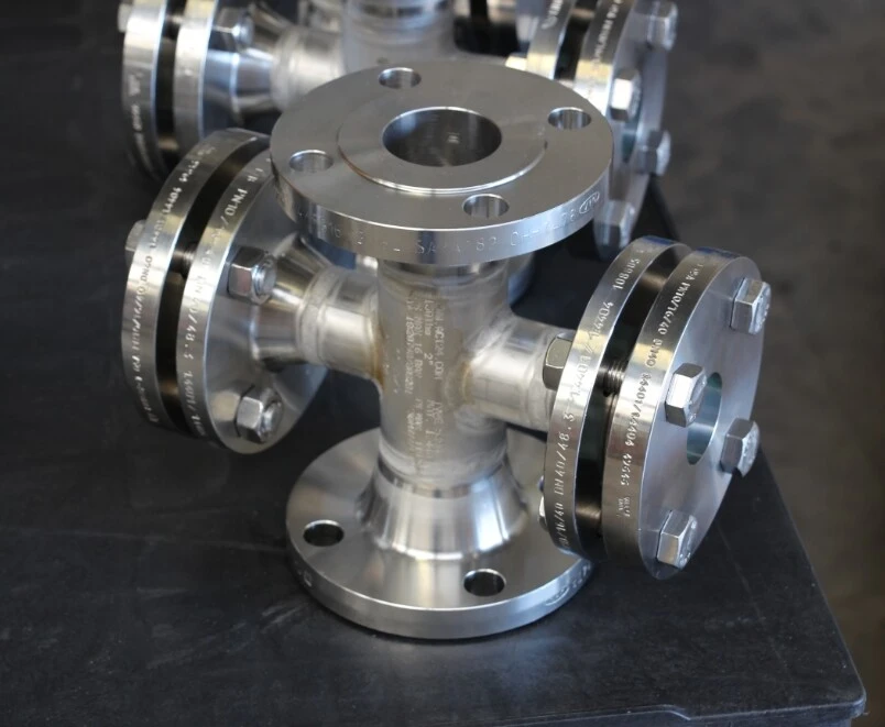 Stahlflansche in einem industriellen Umfeld, die zum Verbinden von Rohren verwendet werden.