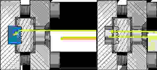 Clear liquid level in a sight glass fitting with reflective glass