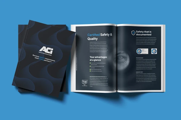 Brochure ACI sur un fond bleu, présentant une couverture avec un logo et un slogan. Une page ouverte affiche des informations sur la sécurité certifiée, les avantages en matière de qualité et les certifications pertinentes.