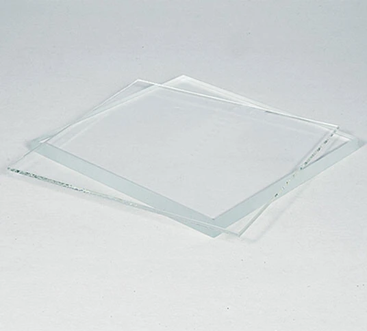 Plusieurs plaques en verre transparent empilées les unes sur les autres.