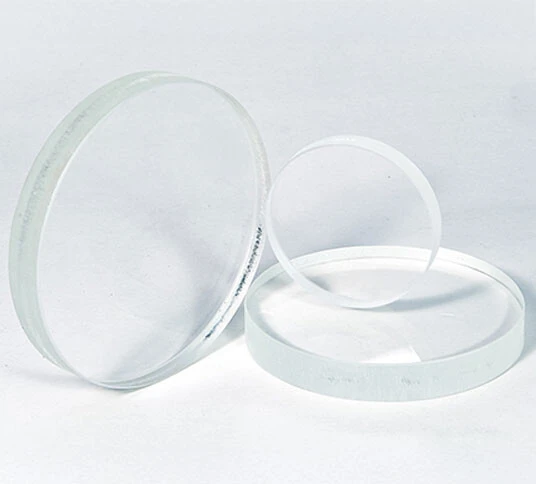 Trois lentilles transparentes de tailles différentes sur un fond blanc.