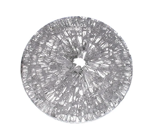 Structure circulaire et scintillante, faite d'un matériau transparent, avec une ouverture centrale.