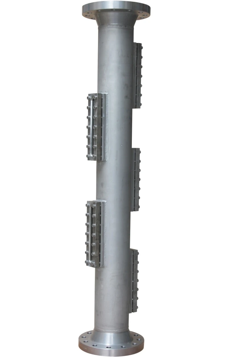 Tuyau en fer avec brides et supports sur la surface.