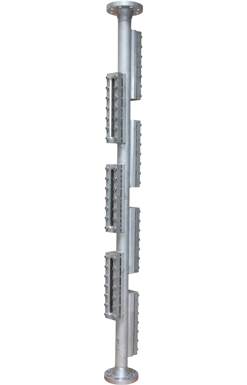 Un support métallique vertical doté de plusieurs fixations latérales.