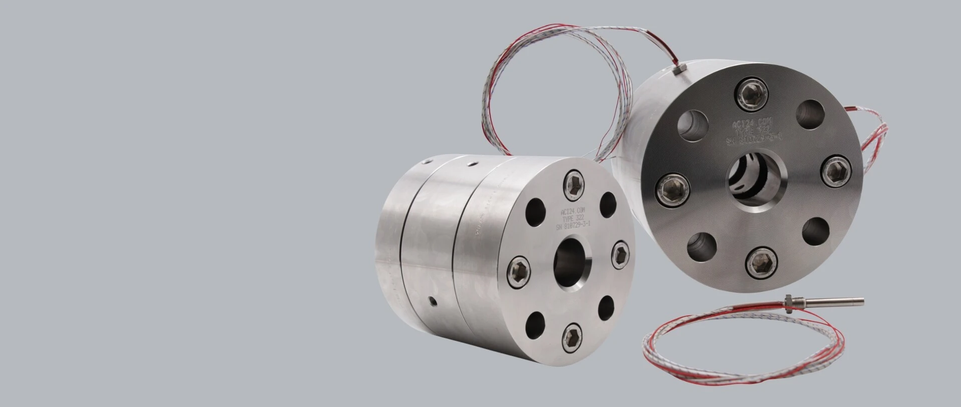 Deux cylindres de précision en acier inoxydable avec câbles, représentant des composants techniques.