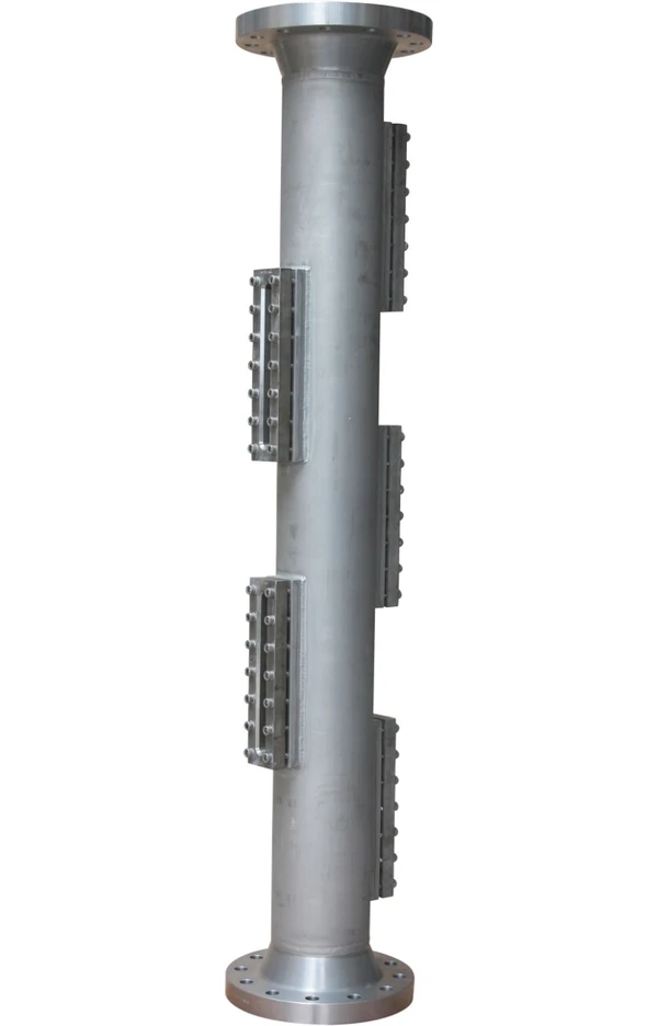 Tuyau en fer avec brides et supports sur la surface.