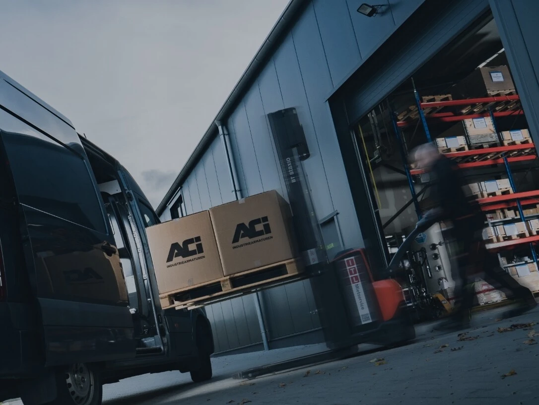 Chargement d'une palette dans un fourgon Sprinter