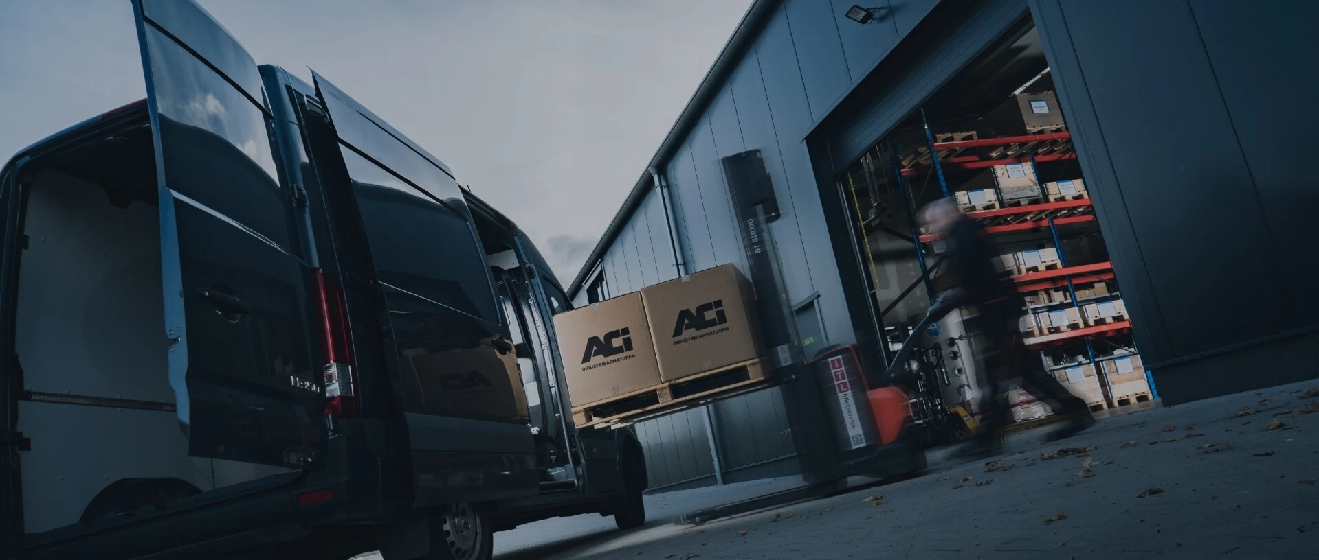 Laden van een pallet in een Sprinter