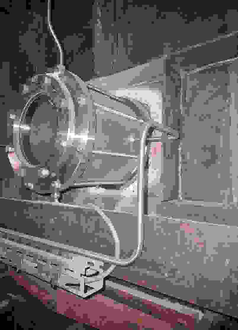Roestvrijstalen buis met aansluitleidingen, gemonteerd op een metalen constructie.