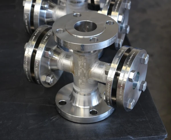 Stalen flenzen in een industriële omgeving, die worden gebruikt om leidingen te verbinden.