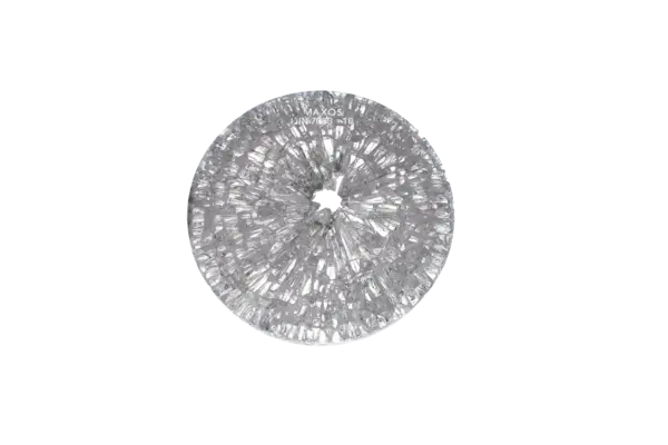 Doorzichtige, ronde schijf met een gestructureerd oppervlak dat fonkelt en licht reflecteert.
