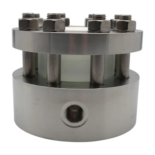 Afbeelding van een metalen flens met schroeven en een transparant middendeel.