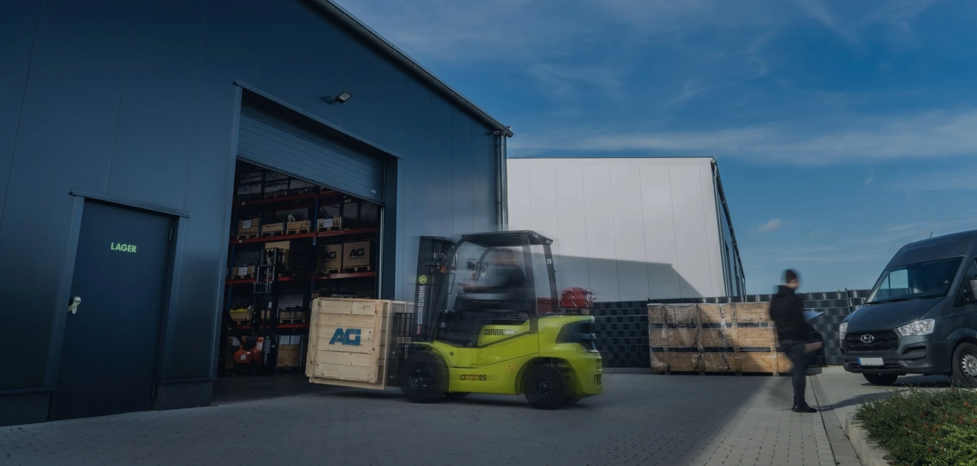 Een heftruck rijdt een pallet het magazijn in.