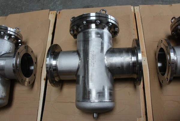 Roestvrijstalen armatuur in de vorm van een kruis, voor aansluiting op pijpleidingen.