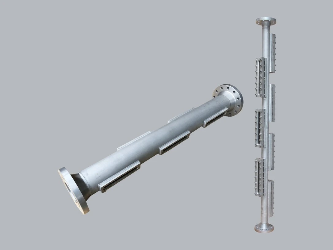 Een metalen buisstructuur met flenzen en zijdelingse elementen.