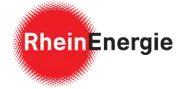 Logo firmy RheinEnergie, czerwone z czarnym tekstem.