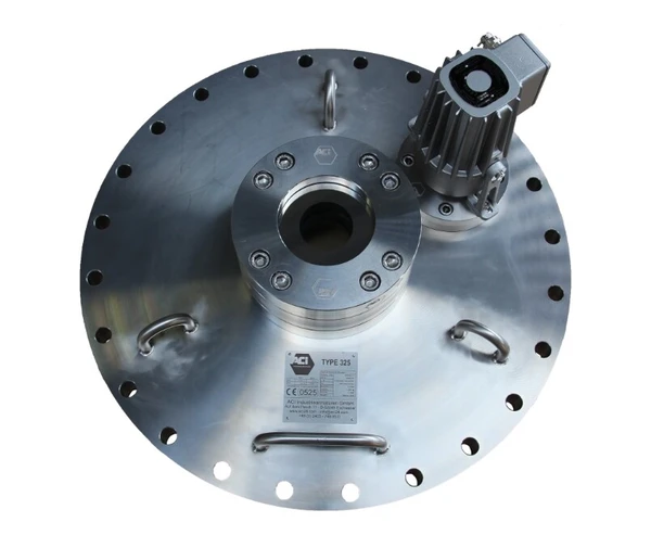 Płyta wejściowa ze stali nierdzewnej z silnikiem, z otworami do montażu i z tabliczką znamionową.